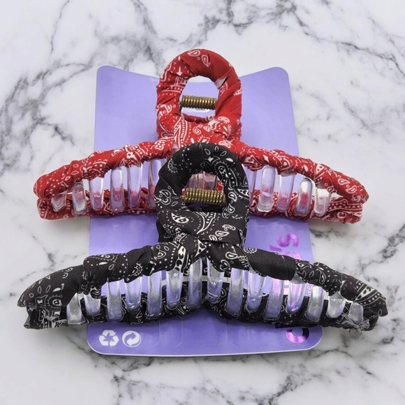 🆕️Set of 2 Bandana Print Hair Claw Clips 🖤❤️ Trendy Large Hair Accessories - Picture 1 of 9